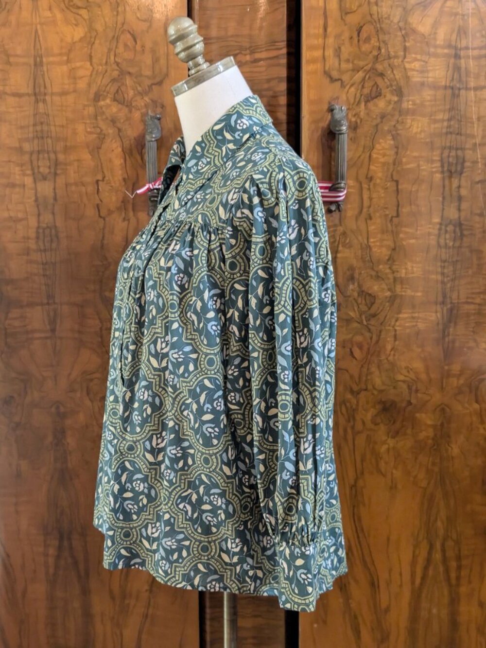 AVARA Flores Top S Green Medallion Tile Print Boho Peasant Blouse Bishop Sleeve - Picture 5 of 7